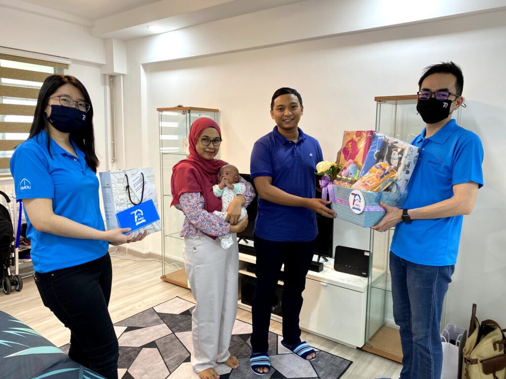 Muhd Hisyam Bin Haron (2nd from right), SMOU member of 14 years