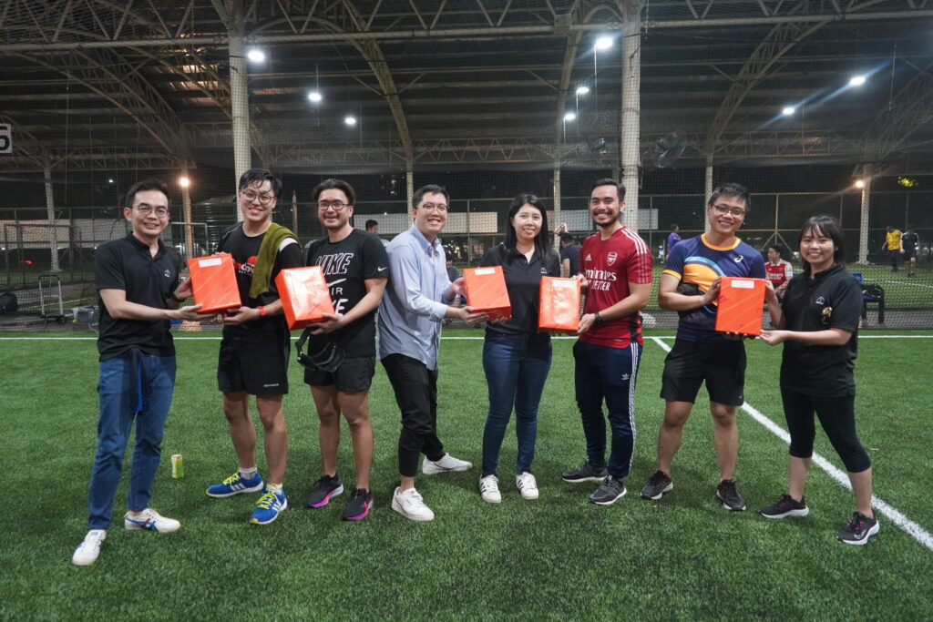 The YSMOU Secretariats presented prizes to the winning team.